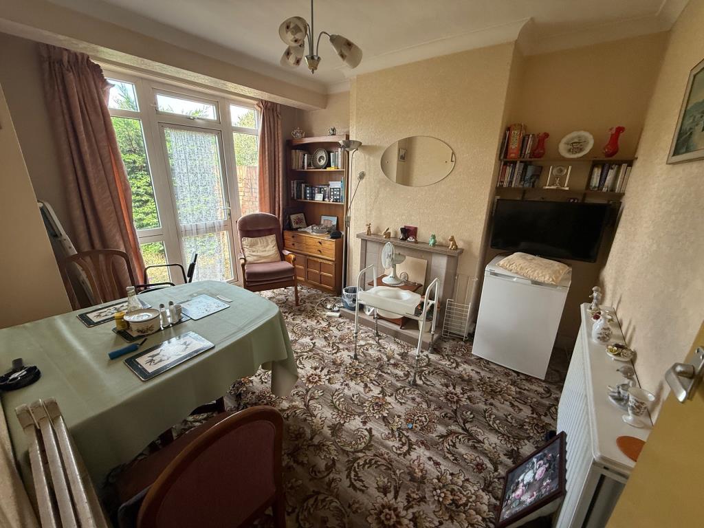 Lot: 79 - THREE-BEDROOM HOUSE IN NEED OF IMPROVEMENT - Dining area with access to rear garden